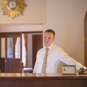 Andreas, receptionist på Hotel Royal