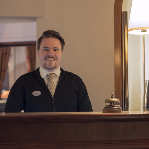 Mattias Niklasson, receptionschef på Hotel Royal